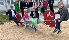 Präsident Habrunner (im Vordergrung) bei der Übergabe der Spielgeräte