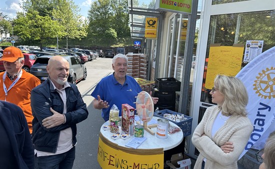 Rotarier und Tafel-Mitarbeiter im Gespräch bei EDEKA Hetzenegger